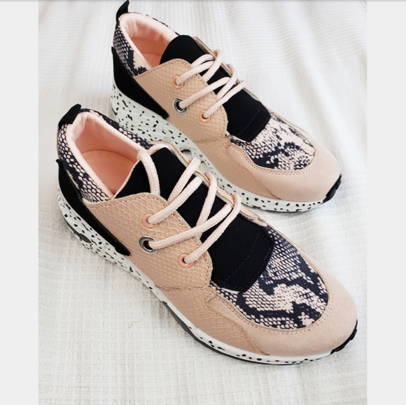 🚨//Summer Essentials// trendy Sneakers - Picture 3 of 5